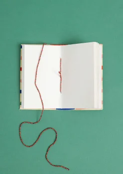 Anteckningsbok "Divya" i tygbeklätt papper-Gudrun Sjödén Hot