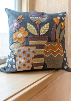 Broderat kuddfodral "Flower pots" i ekologisk bomull-Gudrun Sjödén Discount
