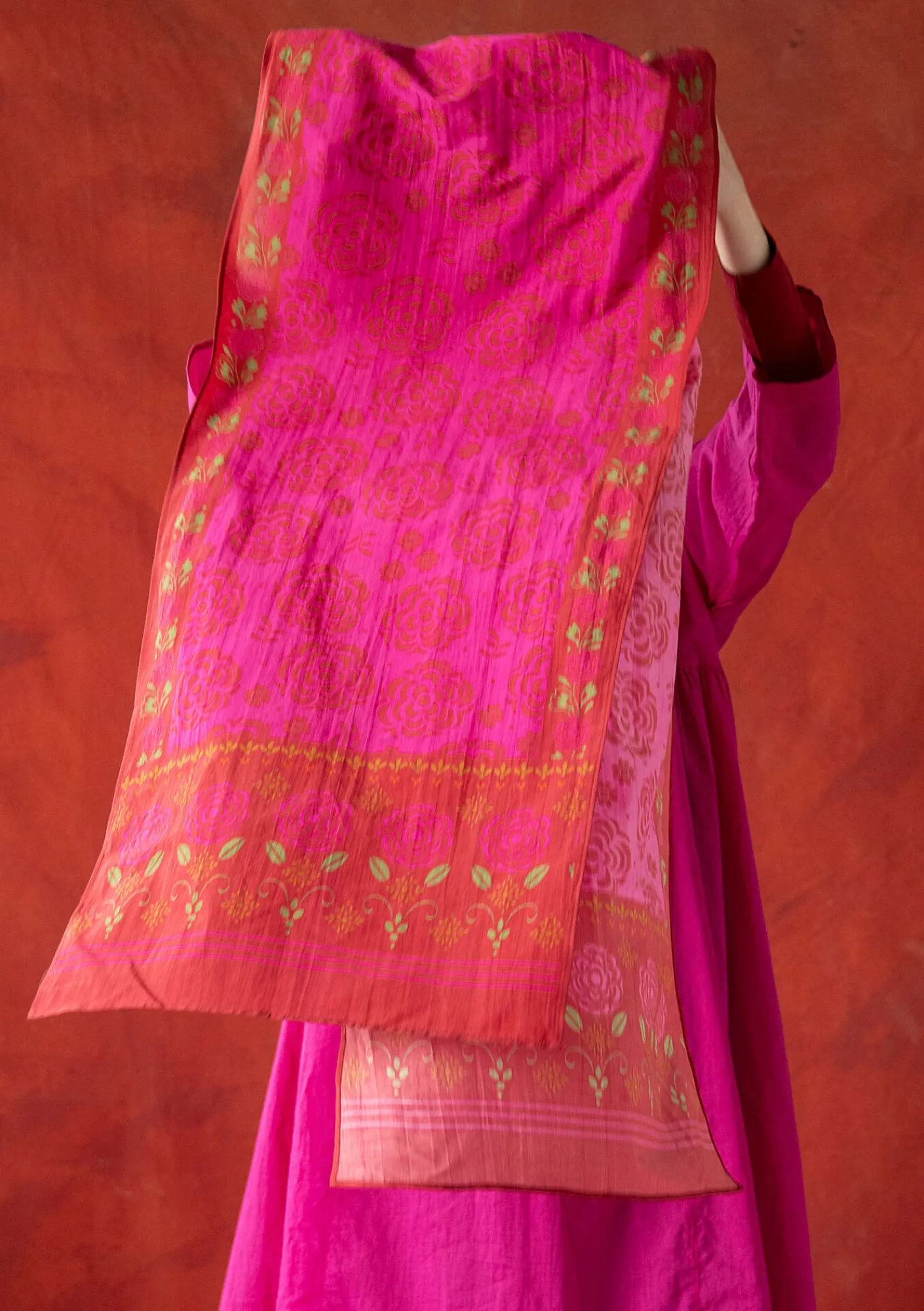 Vävd sjal "Kamelia" i ekologisk bomull/siden-Gudrun Sjödén Online